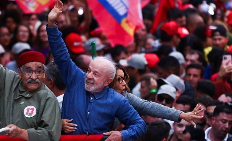 Brazilian President Luiz Inacio Lula da Silva, the Workers' Party (PT) candidate seeking reelection, and his wife Rosangela "Janja" da Silva attend a campaign rally ahead of the runoff presidential election, in Porto Alegre, Rio Grande do Sul state, Brazil October 19, 2026. REUTERS/Diego Vara